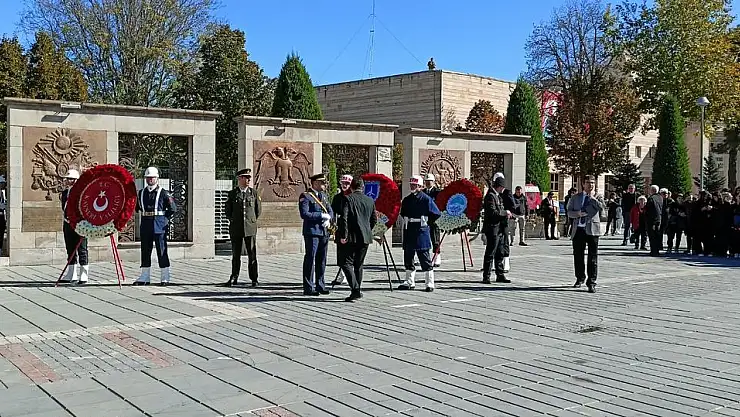 29 EKİM KUTLAMALARI ÇELENK SUNUMUYLA BAŞLADI