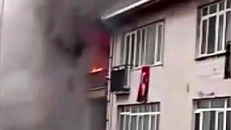 5 KATLI BİNA ALEV ALDI