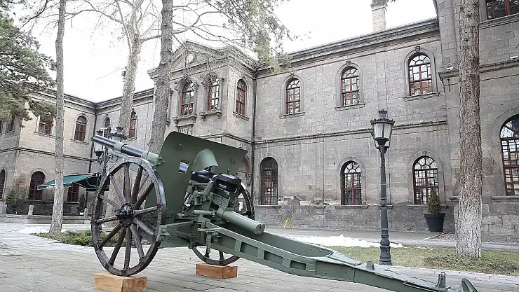77 YILLIK SAHRA TOPU MÜZEDE YERİNİ ALDI