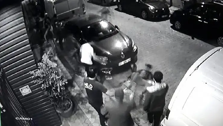 DÜKKANIN ÖNÜNÜ MESKEN TUTTULAR! DİRENENE BIÇAK ÇEKİYORLAR!