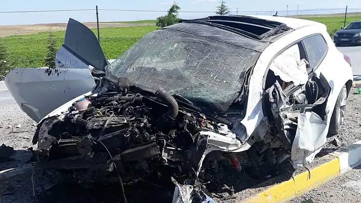 AFYONKARAHİSAR'DA OTOMOBİL BARİYERLERE ÇARPTI: 3 AĞIR YARALI