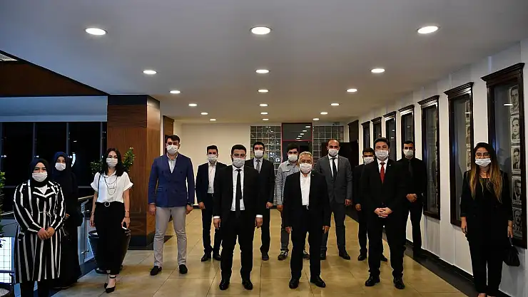 AK PARTİ GENÇLİK KOLLARINDAN BAŞKAN BÜYÜKKILIÇ'A ZİYARET