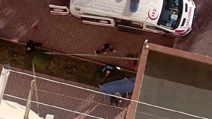 APARTMAN PENCERESİNDEN DÜŞEN GENÇ HAYATINI KAYBETTİ