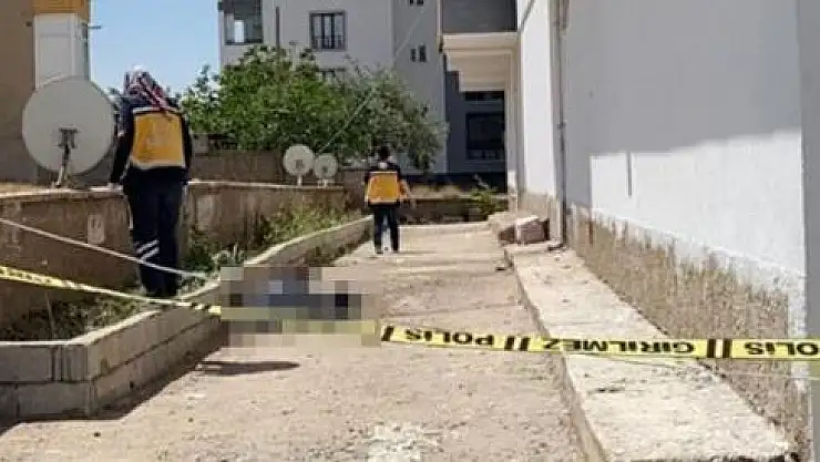 APARTMANIN 5. KATINDAN DÜŞEN ADAM FECİ ŞEKİLDE CAN VERDİ