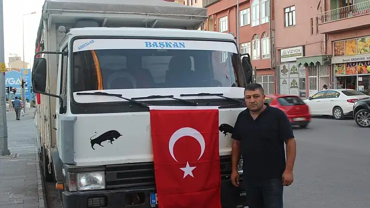 Aracını Türk bayraklarıyla süsledi, Ankara'ya doğru yola çıktı