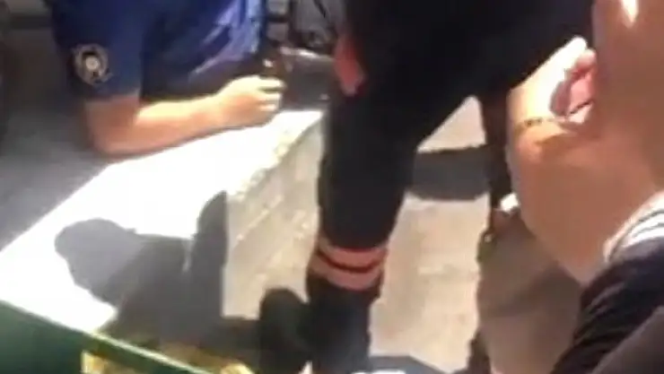 ARANAN ŞÜPHELİ POLİSLERE BIÇAKLA SALDIRDI! 2 MEMUR YARALANDI