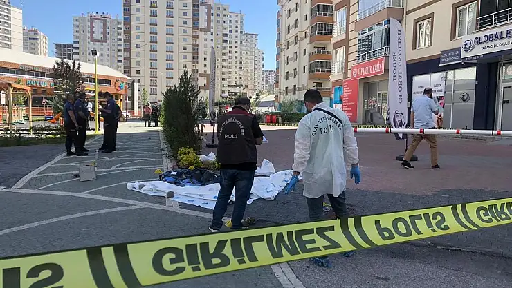 ARİFE ÖĞRETMEN PLATONİK AŞK KURBANI OLDU