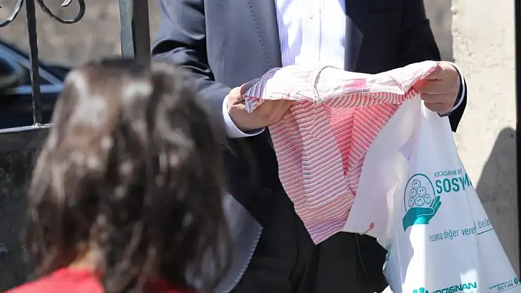 BAŞKAN ÇOLAKBAYRAKDAR'DAN ÇOCUKLARI MUTLU EDEN BAYRAM HEDİYESİ