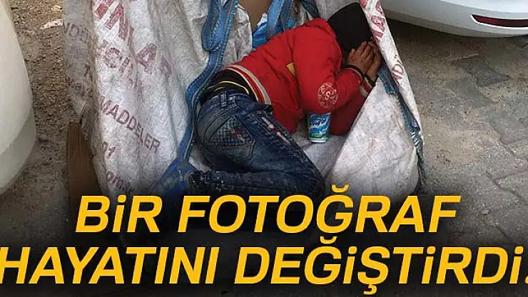 Atık kağıt topladığı el arabasında uyuyakaldı, hayatı değişti