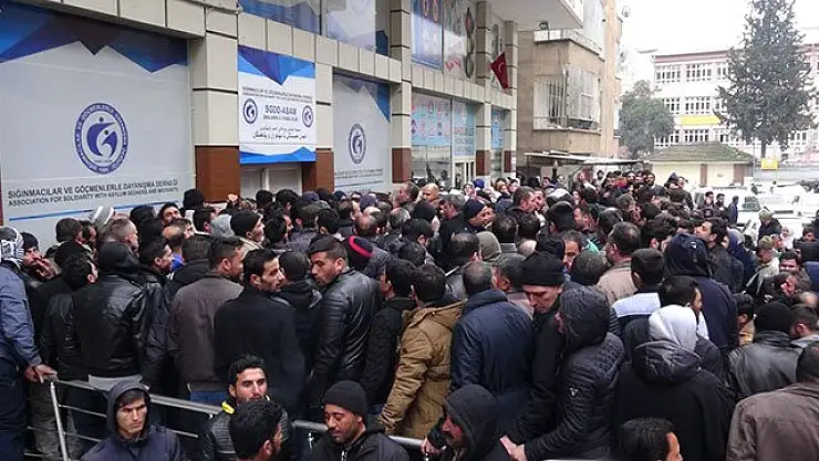 Avrupa'ya Mülteci Alınacağı Yalanı Binlerce Suriyeliyi Derneğin Kapısına Yığdı