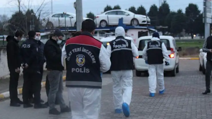 AYRILDIĞI EŞİNİ ÇOCUKLARININ GÖZÜ ÖNÜNDE BIÇAKLAYARAK ÖLDÜRDÜ