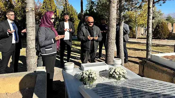 AZERBAYCANLI MÜSTEŞAR NESİBOVA'DAN ÇAKMAKOĞLU'NUN KABRİNE ZİYARET