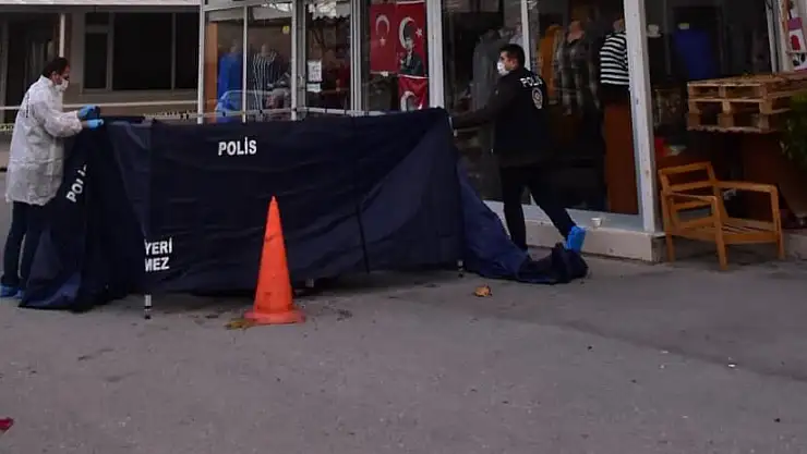 BABASINI SOKAK ORTASINDA SOPAYLA ÖLDÜRDÜ