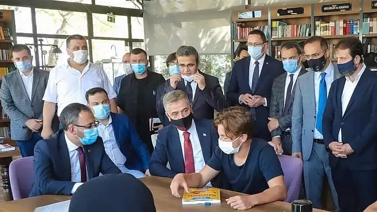 BAKAN KASAPOĞLU, GAZİOSMANPAŞA'DA GENÇLERLE BULUŞTU