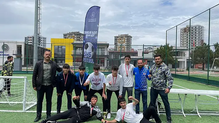 BAKANLIK FUTBOL TURNUVASINDA 1966 TURANSPOR FARKI