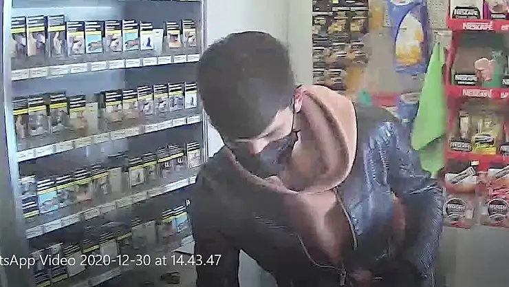 BAKKALA GİREN HIRSIZ BİN TL ALARAK KAYIPLARA KARIŞTI