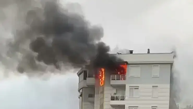 BALKONUNDAN EŞYALARI ATIP EVİ ATEŞE VERDİ