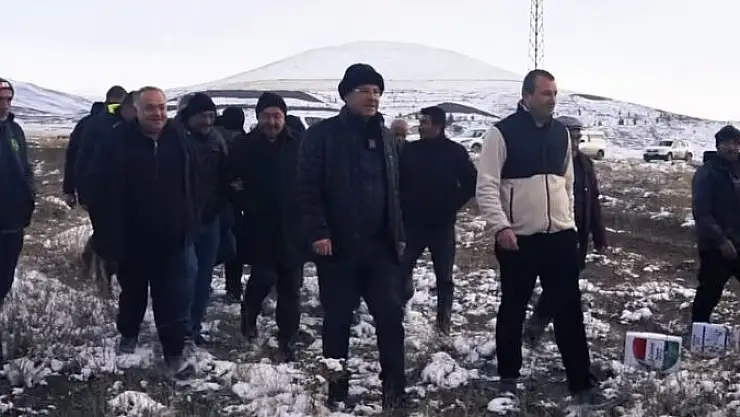 BAŞKAN AKAY, KARLI HAVADA ALIN TERİ DÖKEN ÇİFTÇİLERİ ZİYARET ETTİ