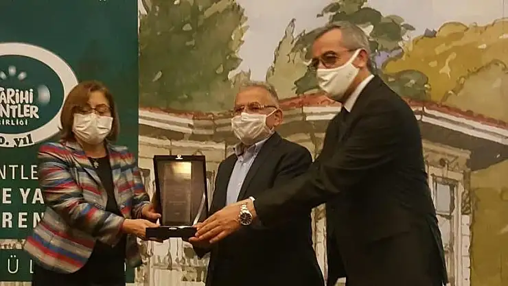 BAŞKAN BÜYÜKKILIÇ İSTANBUL'DAN ÖDÜL İLE DÖNDÜ