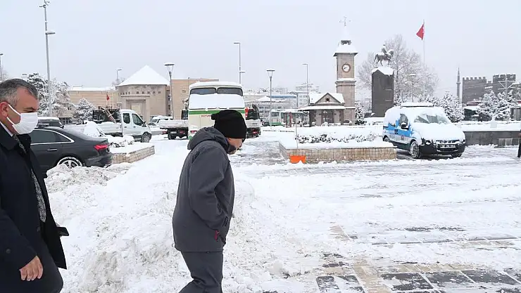 BAŞKAN BÜYÜKKILIÇ, KARLA MÜCADELE ÇALIŞMALARINI DENETLEDİ