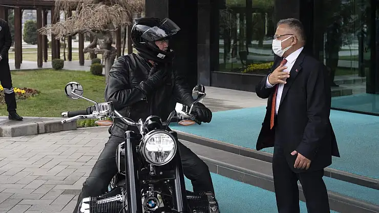 BAŞKAN BÜYÜKKILIÇ'I ZİYARETE MOTOSİKLETİYLE GELDİ