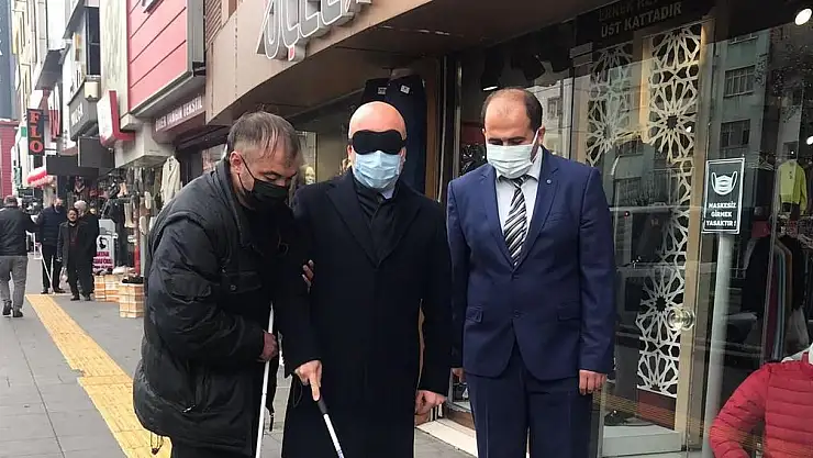 BAŞKAN ÇOLAKBAYRAKDAR, GÖZLERİNE BANDAJ TAKARAK SARI ŞERİTTE YÜRÜDÜ