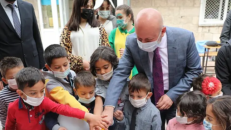 BAŞKAN ÇOLAKBAYRAKDAR'A ÇOCUKLARDAN SEVGİ SELİ