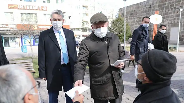 BAŞKAN ÇOLAKBAYRAKDAR'DAN VATANDAŞA MASKE