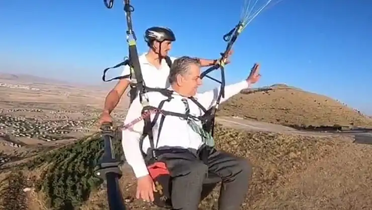 BAŞKAN İNCETOPRAK YAMAÇ PARAŞÜTÜ İLE UÇTU