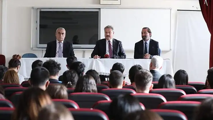 BAŞKAN PALANCIOĞLU'NDAN ÖĞRENCİLERLE İNGİLİZCE SÖYLEŞİ