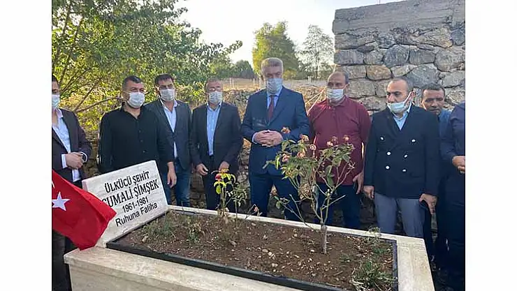 BAŞKAN TOK'UN İLK ZİYARETİ ÜLKÜCÜ ŞEHİT CUMALİ ŞİMŞEK'İN KABRİNE OLDU