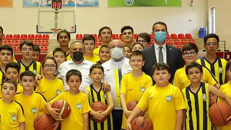 BAŞKAN VE REKTÖR BASKETBOLCULARLA BULUŞTU