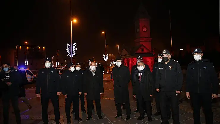BAŞKAN VE VALİDEN GÖREVLİLERE HEM MORAL, HEM DE YENİ YIL ZİYARETİ