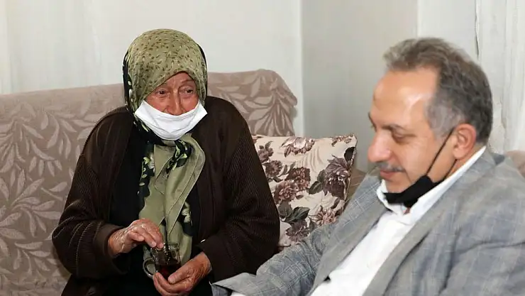 BAŞKAN YALÇIN FATMA TEYZE'NİN YİNE DUASINI ALDI