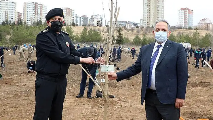 BAŞKAN YALÇIN, İL JANDARMA KOMUTANI İLE JANDARMA FİDANLIĞINA AĞAÇ DİKTİ
