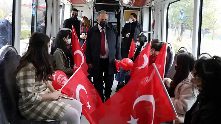 BAŞKAN YALÇIN VE ÖĞRENCİLER TRAMVAYDA İSTİKLAL MARŞI OKUDU