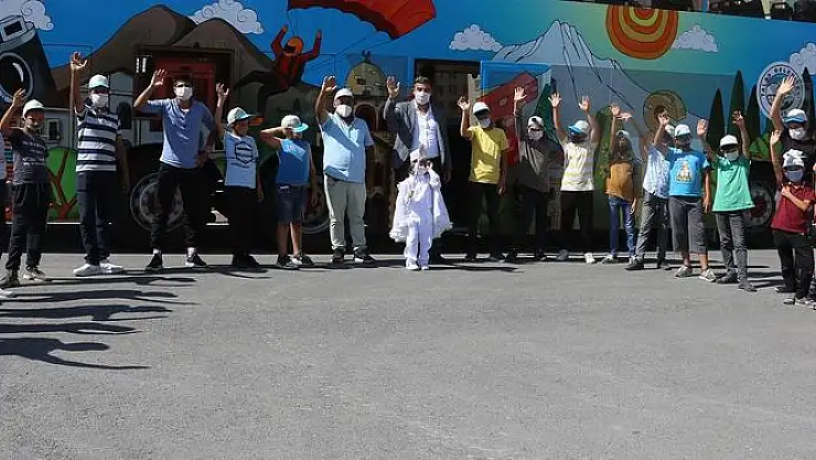 BAŞKAN YALÇIN'DAN TARLADA ÇALIŞAN ÇOCUKLARA TALAS GEZİSİ