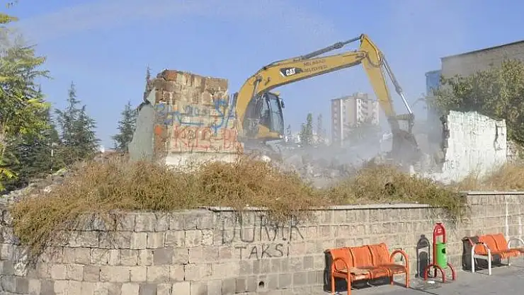 BATTALGAZİ MAHALLESİ'NDEKİ METRUK YAPILAR YIKILIYOR