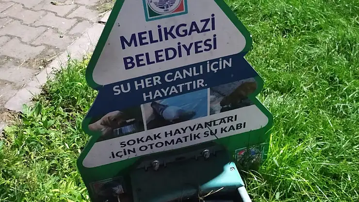 BELEDİYENİN SU KAPLARINA ÇÖP KUTUSU MUAMELESİ