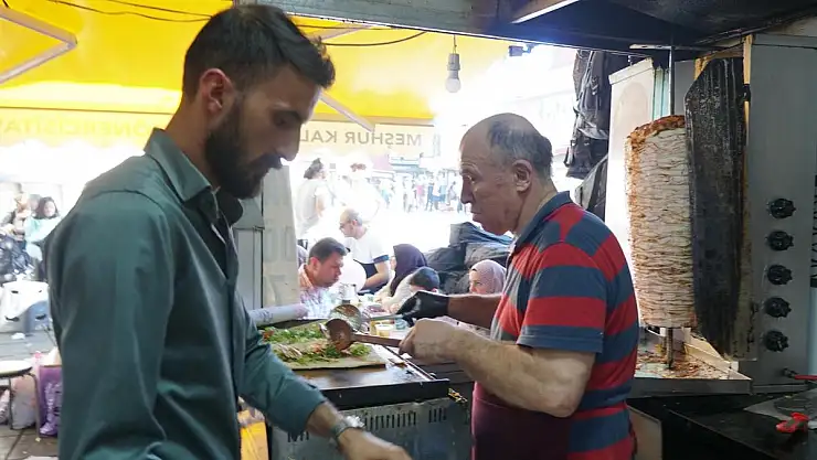 BIR ZAMANLAR UYGUN FIYATLIYDI, ŞIMDI LÜKS: TAVUK DÜRÜM CEP YAKIYOR