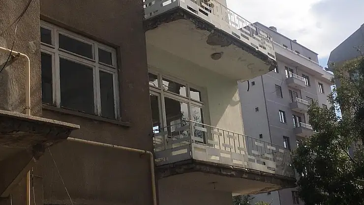 BOŞANMAK ÜZERE OLDUĞU EŞİNİN EVİNİ YAKMAYA ÇALIŞTI