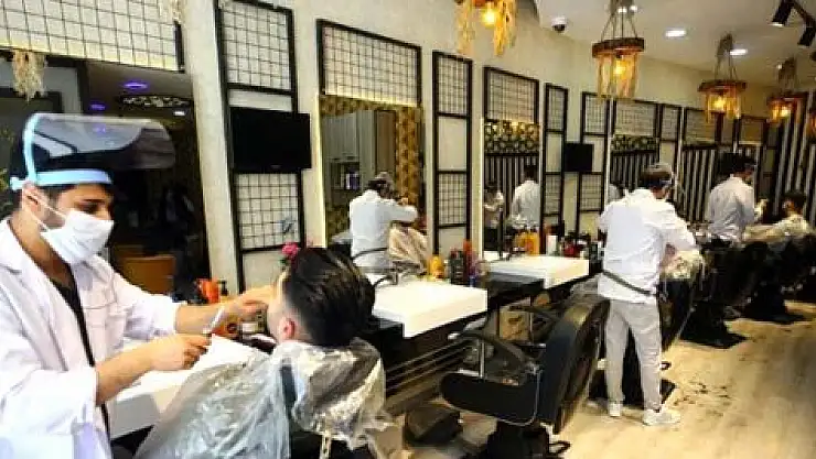 BUGÜN TEKRARDAN HİZMETE BAŞLAYAN BERBERLERDEN ZAMLI FİYAT