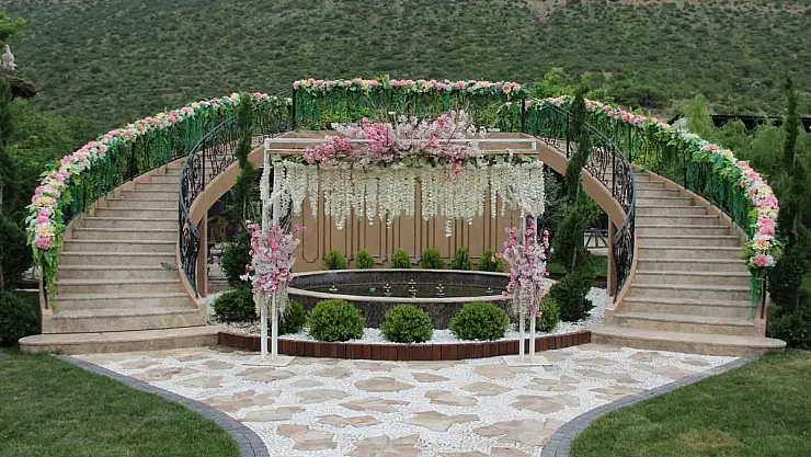 BURAK AT ÇİFTLİĞİ, KIR BAHÇESİ HİZMETİYLE DÜĞÜNLER İÇİN HAZIR