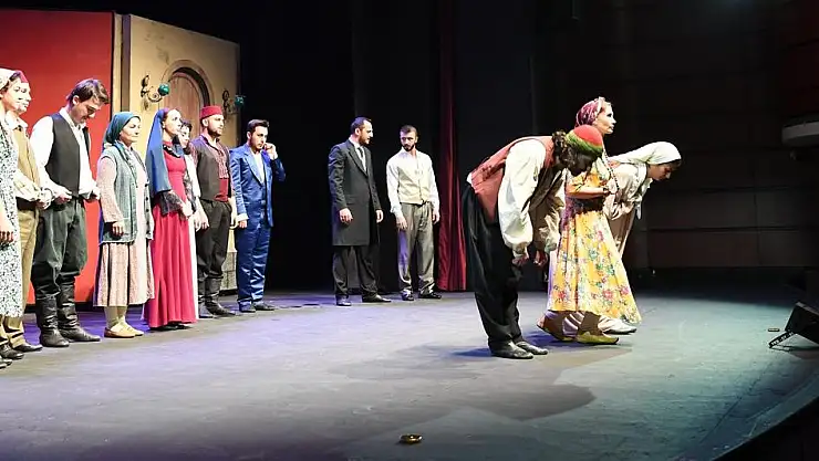 BÜYÜKKILIÇ DEVLET TİYATROSUNU İZLEDİ, TİYATROYA DAVET ETTİ