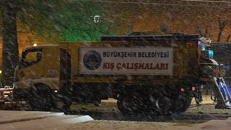 BÜYÜKŞEHİR, KAPANAN 104 MAHALLE YOLUNU ULAŞIMA AÇTI