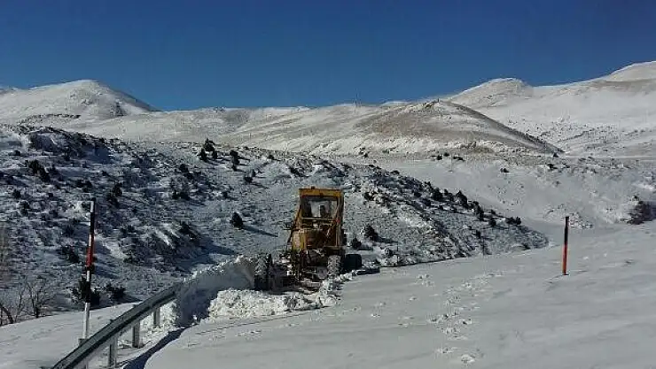 BÜYÜKŞEHİR'İN 'KAR' TİMİ, İLÇEDE KAPALI YOL BIRAKMIYOR