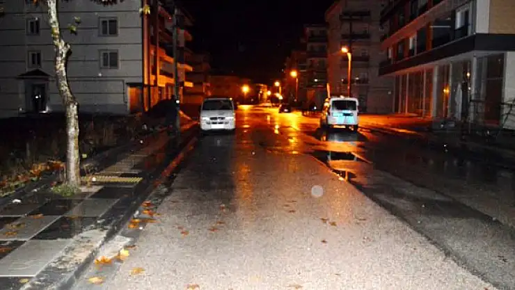 CADDE ORTASINDA KANLI HESAPLAŞMA! 2 ÖLÜ 2 YARALI