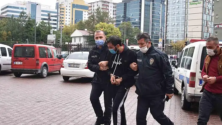 ÇALDIKLARI OTOMOBİLLE GEZERKEN YAKALANAN ŞÜPHELİLER ADLİYEDE