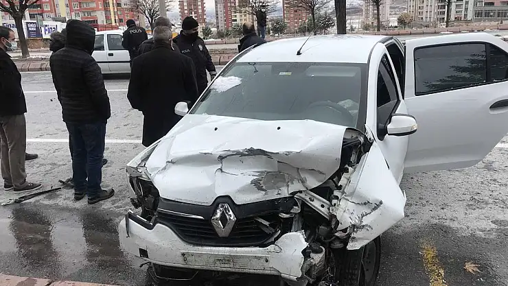 ÇARPTIĞI OTOMOBİL SÜRÜCÜSÜNÜ ÖLÜME TERK EDİP KAÇTI