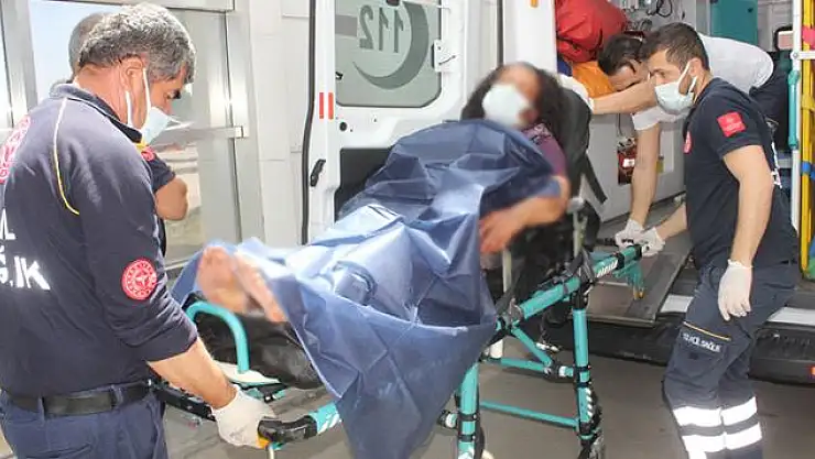 CİNNET GETİREN ADAM, 4 ÇOCUĞUNUN ANNESİNİ SATIRLA DOĞRAMAYA KALKIŞTI